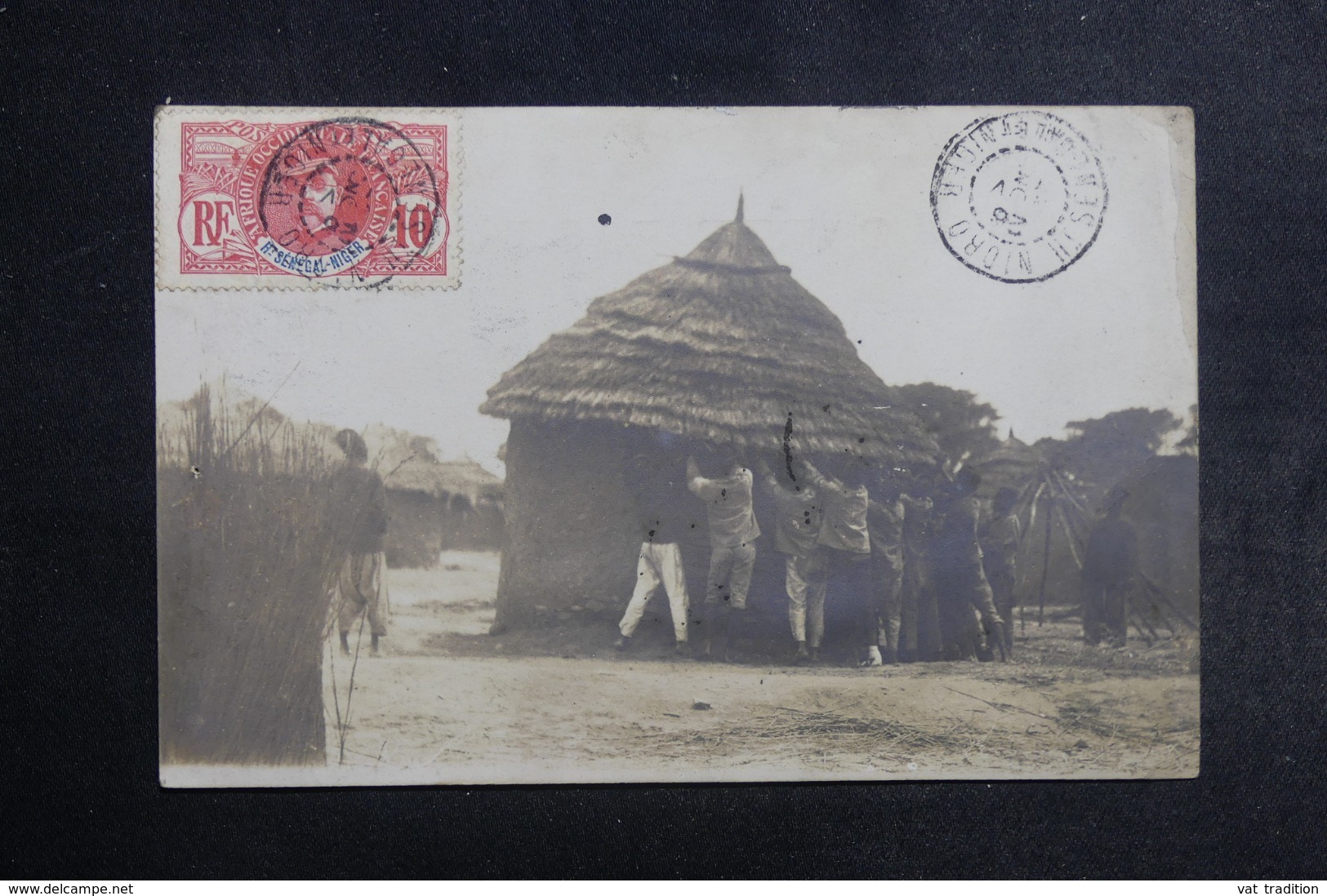 HAUT SÉNÉGAL & NIGER - Affranchissement De Nioro Sur Carte Postale Photo ( Construction D'une Case ) En 1913  - L 42019 - Brieven En Documenten