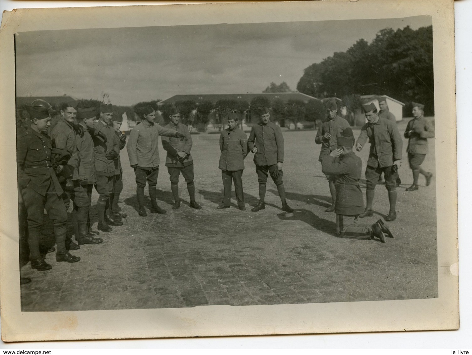 PHOTOGRAPHIE ECOLE SPECIALE MILITAIRE DE SAINT-CYR 1932 SUR LE MARCHFELD ON BAHUTE UN JEUNE - Guerra, Militares