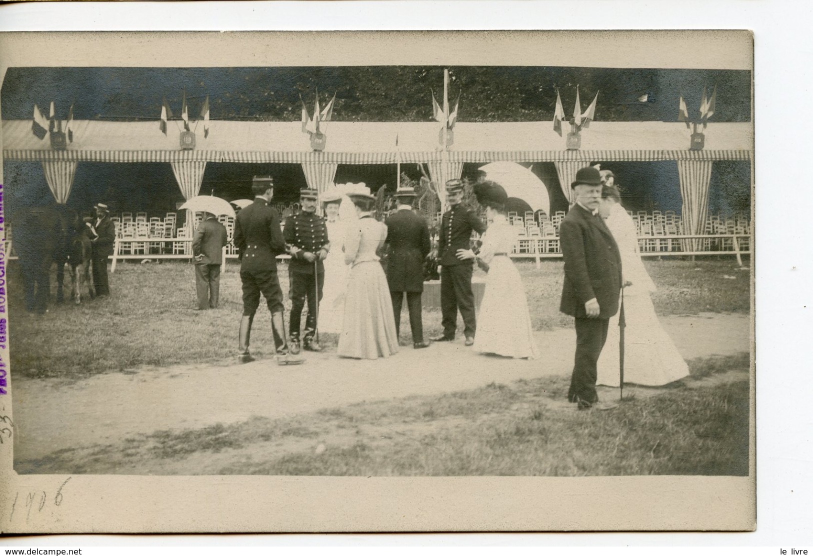 1502. CPA PHOTO DAMES ET MILITAIRES DEVANT UNE TRIBUNE. PROBABLEMENT CONCOURS HIPPIQUE. A SITUER - Foto's