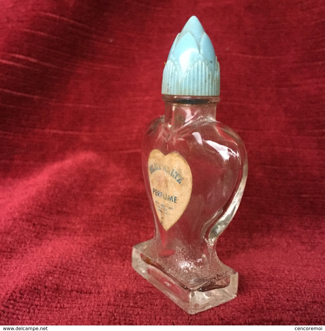 Petit Flacon De Parfumeur Ancien, En Forme De Cœur , Blue ??ltz Perfume Distr New York, Bouchon Bakélite - Miniatures (avec Boite)