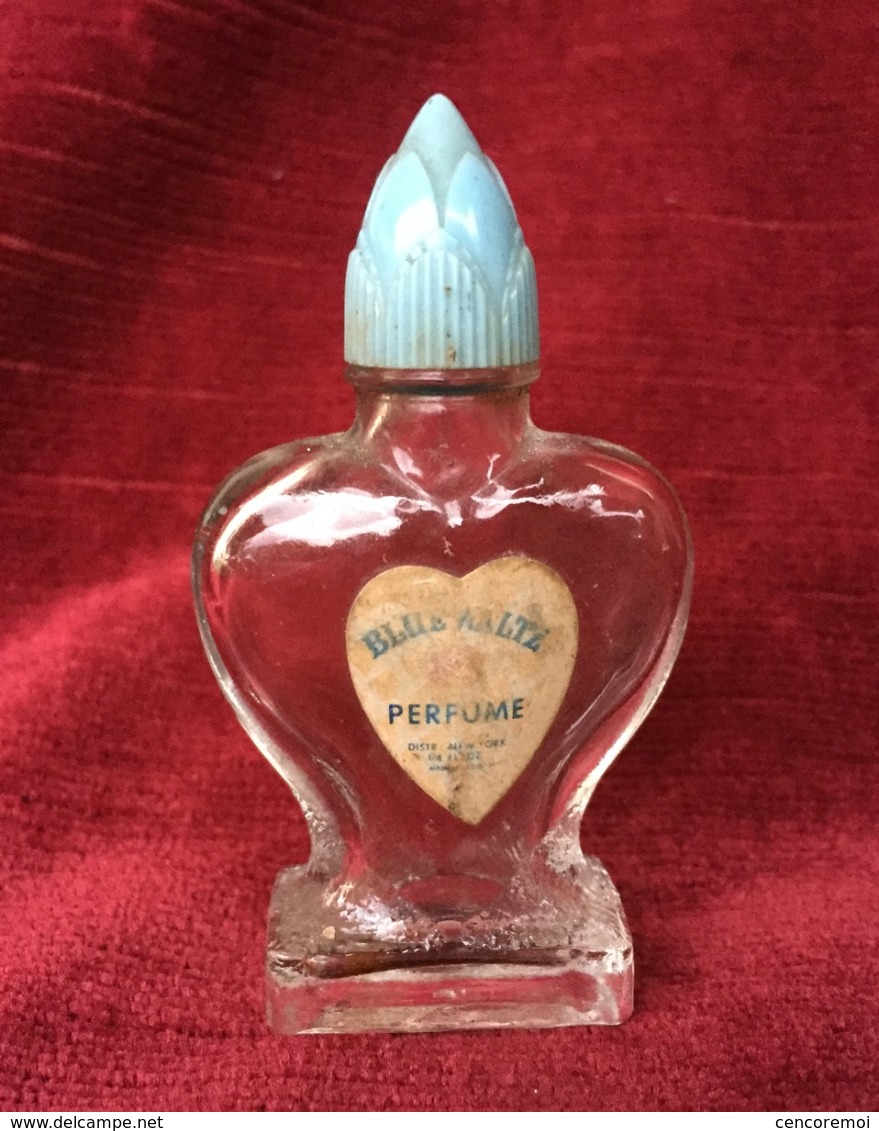 Petit flacon de parfumeur ancien, en forme de cœur , blue ??ltz perfume distr New York, bouchon bakélite