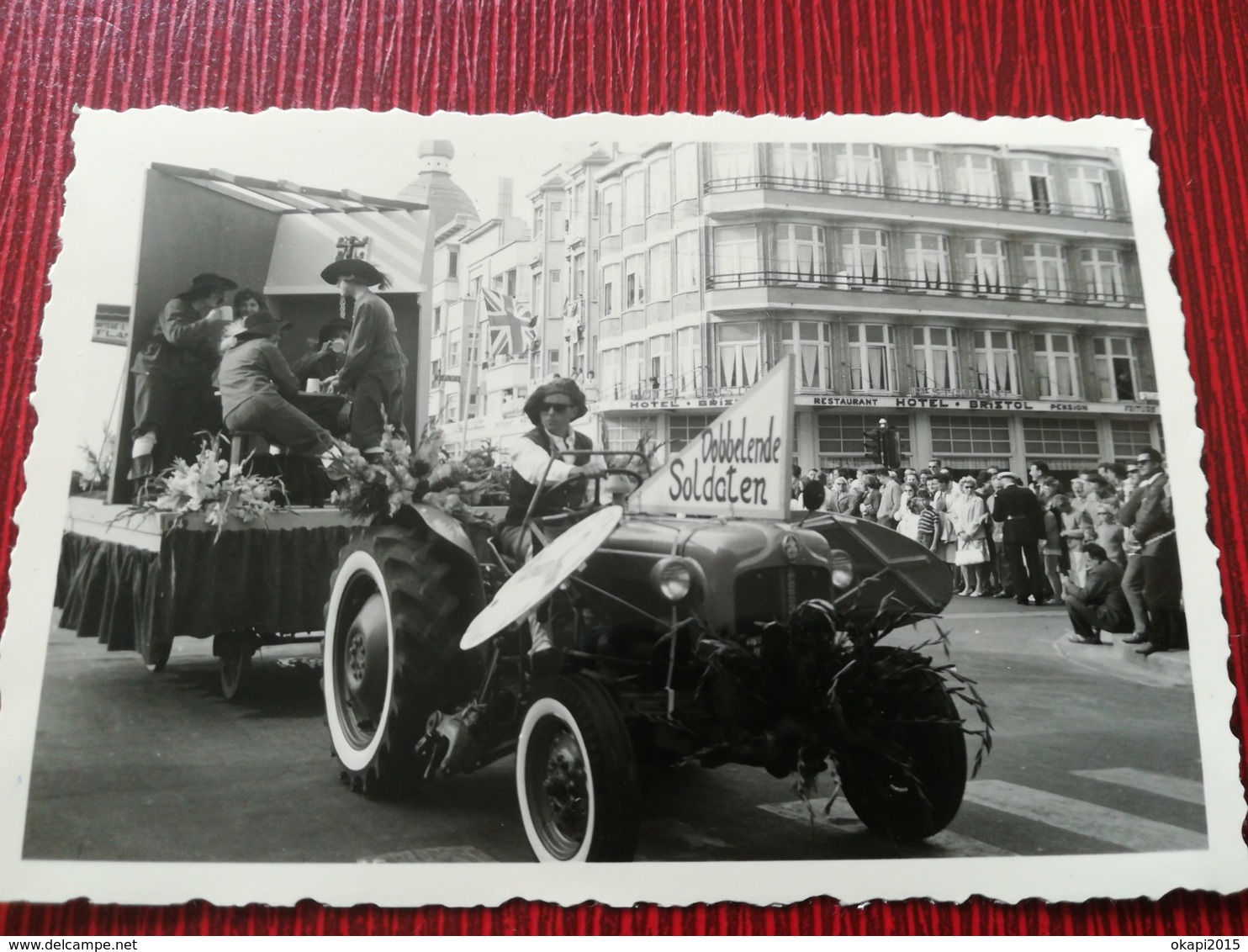 COXYDE KOKSIJDE FURNES FLANDRE OCCIDENTALE BELGIQUE CORTÈGE FOLKLORIQUE PASSAGE DEVANT HÔTEL BRISTOL LOT 4 PHOTOS 1962 - Koksijde