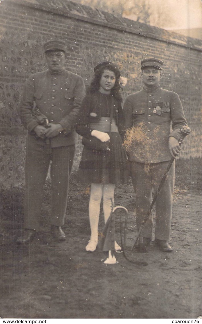 Carte Photo 2  Militaires Une Jeune Fille De La  Fanfare De L'Union De Saint Pierre Les Elbeuf - Altri & Non Classificati