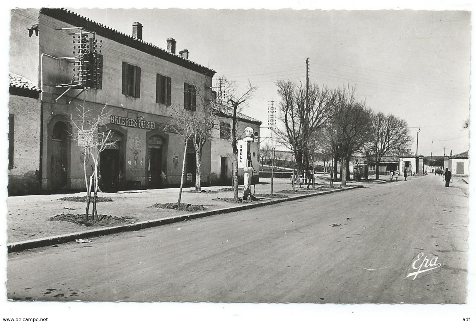 CPSM DJELFA, BORNE A ESSENCE SHELL DANS LA RUE PRINCIPALE ET MAGASIN GALERIES DU SUD, 9 Cm Sur 14 Cm Environ, ALGERIE - Djelfa