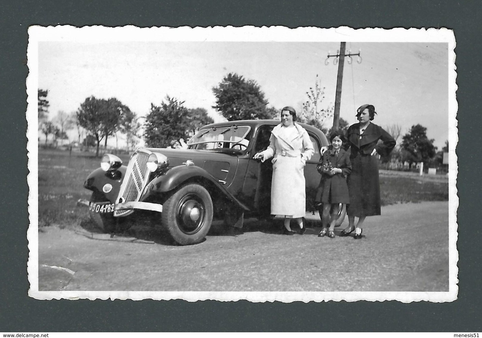 Photo Ancienne Real Snapshot Voiture Ancienne Automobile Old Car Avec PIN UP Posant Fièrement Devant - Automobili