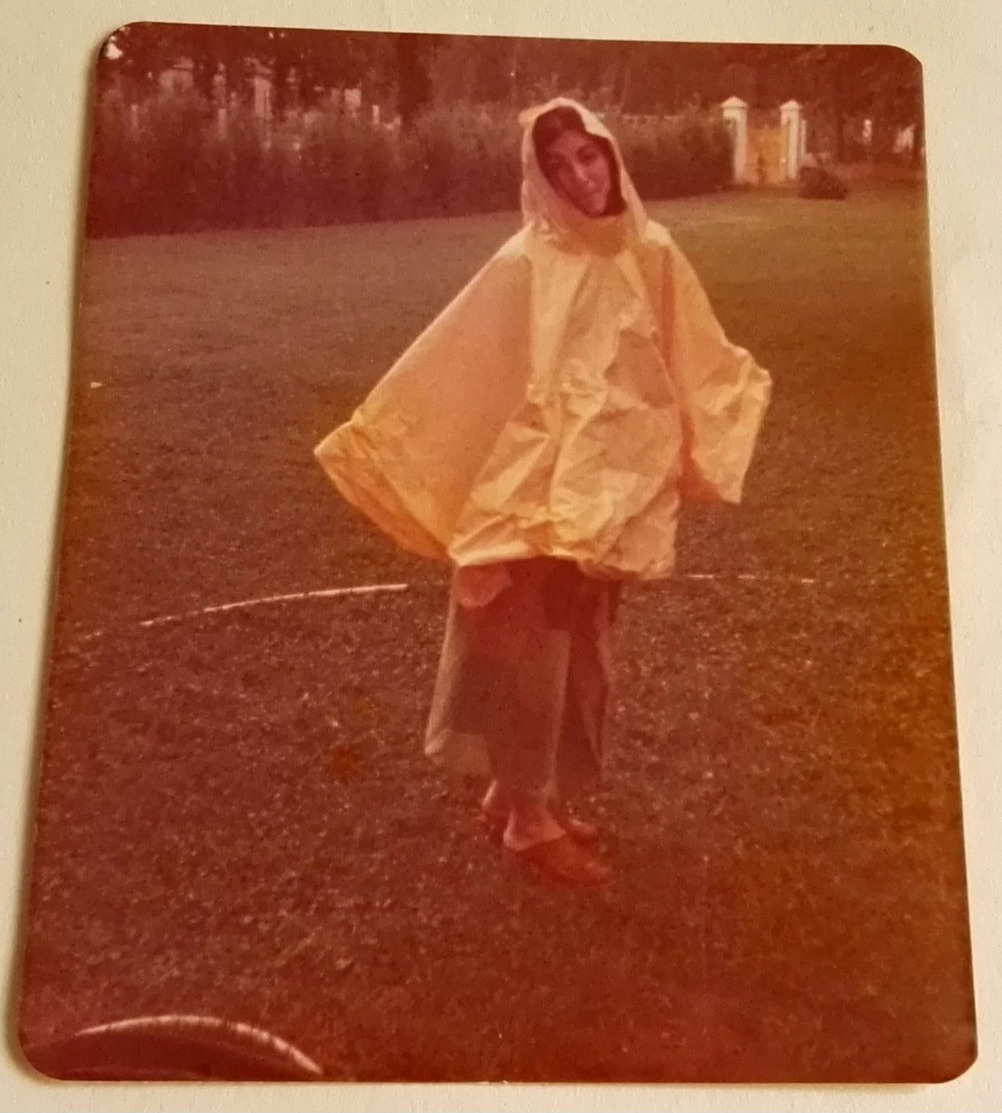 Vieille Photo D'une Fille Avec Imperméable - Old Photograph Of A Girl With Raincoat - Anonieme Personen