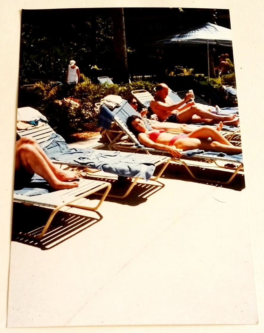 Vieille Photo De Gens Attrapant Le Soleil - Old Photograph Of People Catching Sun - Personnes Anonymes