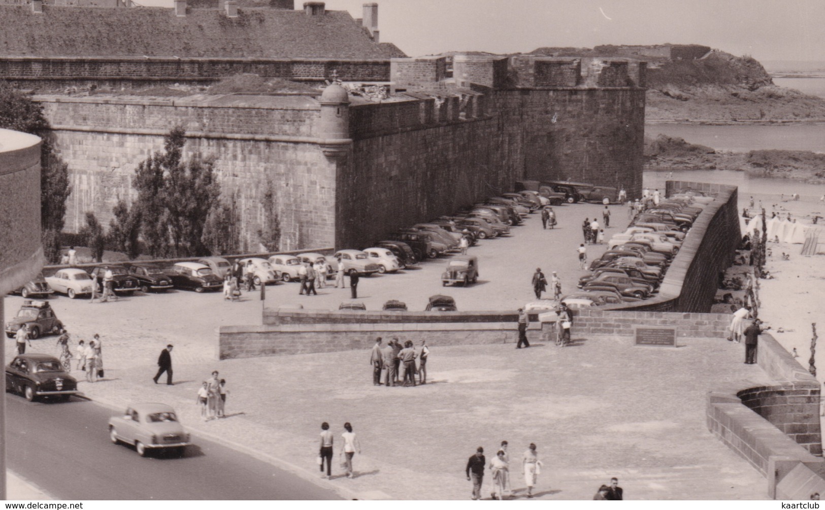 Saint-Malo: RENAULT 4CV, SCOOTER, SIMCA ARONDE, RENAULT FRÉGATE - Vue Prise Du Casino Vers La Plage - Turismo