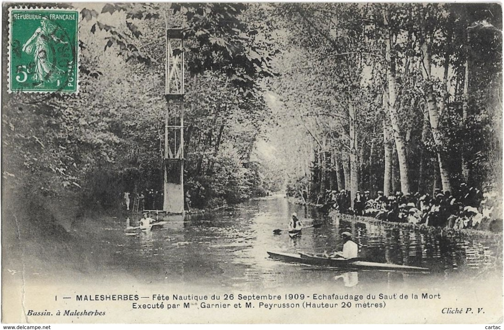 D45 - MALESHERBES-FÊTE NAUTIQUE DU 26 SEPTEMBRE 1909-ECHAFAUDAGE DU SAUT DE LA MORT-Nombreuses Personnes-Pluieurs Canoés - Malesherbes