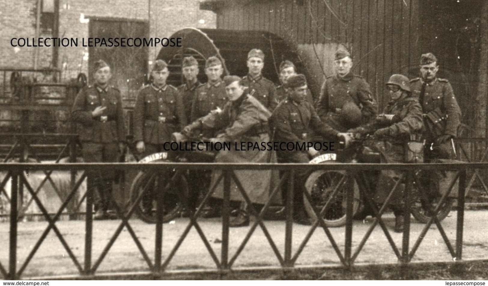 TOP - MONTREUIL SUR BLAISE - VAUX - SOLDATS ALLEMANDS ET MOTOS SUR LE PONT DE L' USINE EN AVRIL 1941 - Autres & Non Classés