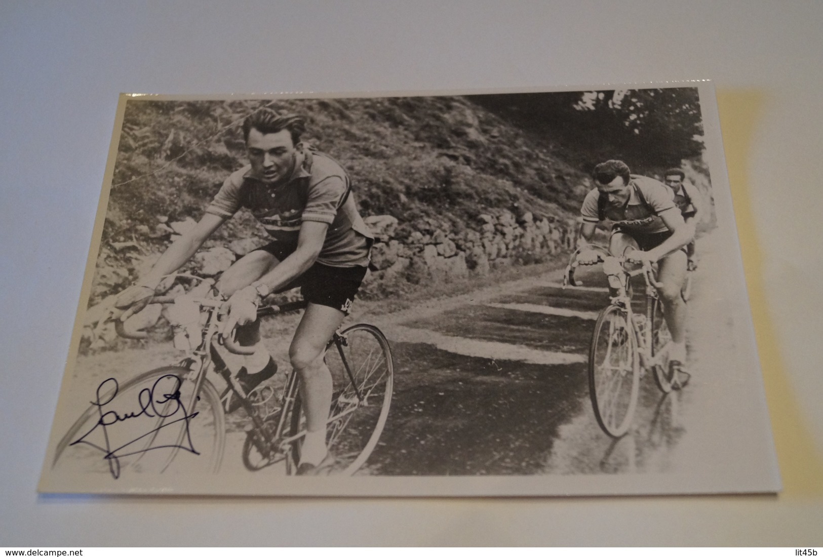 Coureurs Cyclistes,Tour De France 1955,Charly Gaul Et Louison Bobet, RARE,dédicacé,collection,17,5 Cm. Sur 12,5 Cm. - Cyclisme