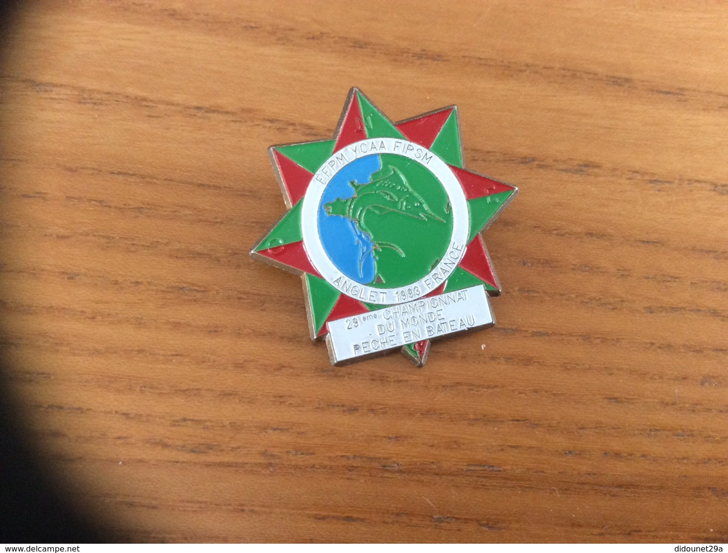 Pin’s « FFPM YCAA FIPSM - ANGLET 1993 - 29eme CHAMPIONNAT DU MONDE PECHE EN BATEAU » - Autres & Non Classés