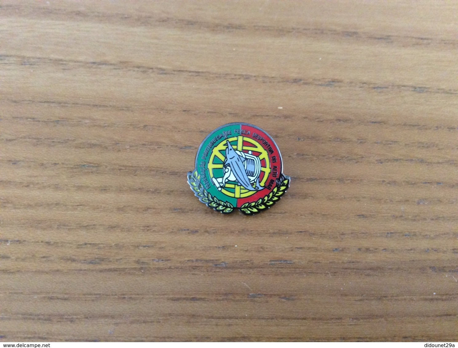 Pin’s « FEDERACAO PORTUGUESA DE PESCA DESPORTIVA DO ALTO MAR » (Portugal, Pêche, Poisson) - Autres & Non Classés