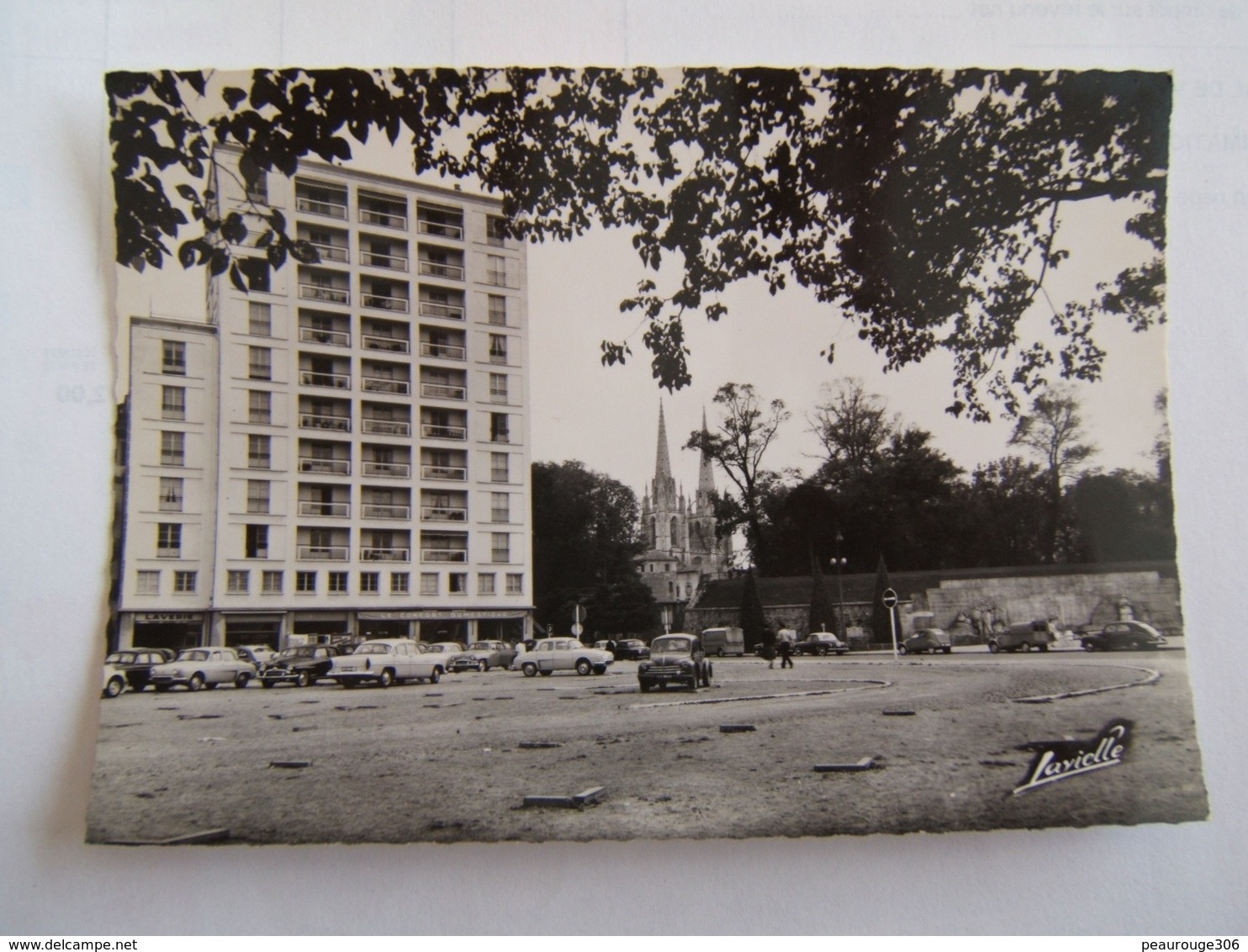 64## BAYONNE: Le Nouveau Bayonne, Au Fond La Cathédrale            CPSM - Bayonne