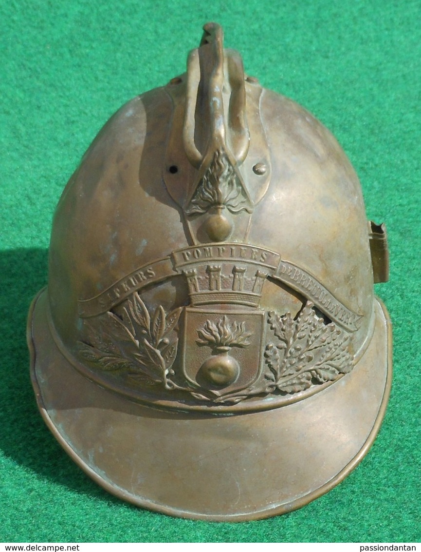 Coque De Casque De Sapeur Pompier En Laiton De La Commune De Breuil Le Vert Dans Le Département De L'Oise - Copricapi