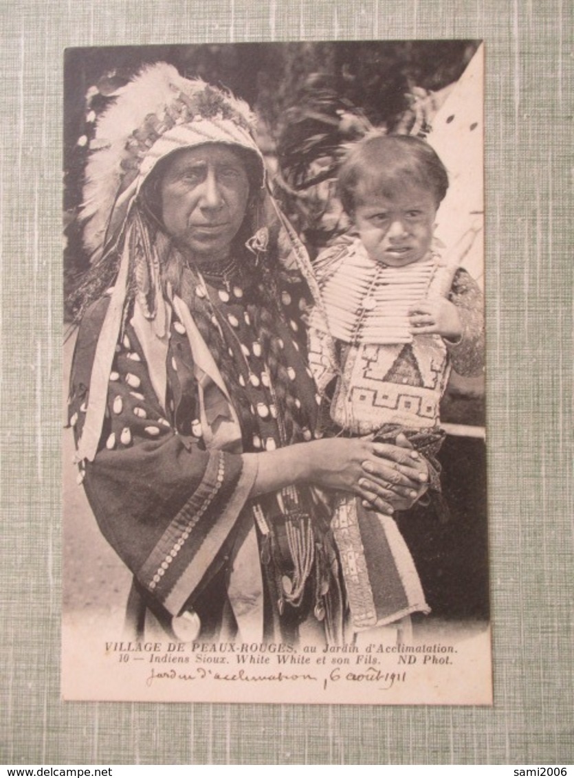 CPA 75 PARIS VILLAGE DE PEAUX ROUGES AU JARDIN D'ACCLIMATATION INDIENS SIOUX WHITE WHITE ET SON FILS - Parchi, Giardini