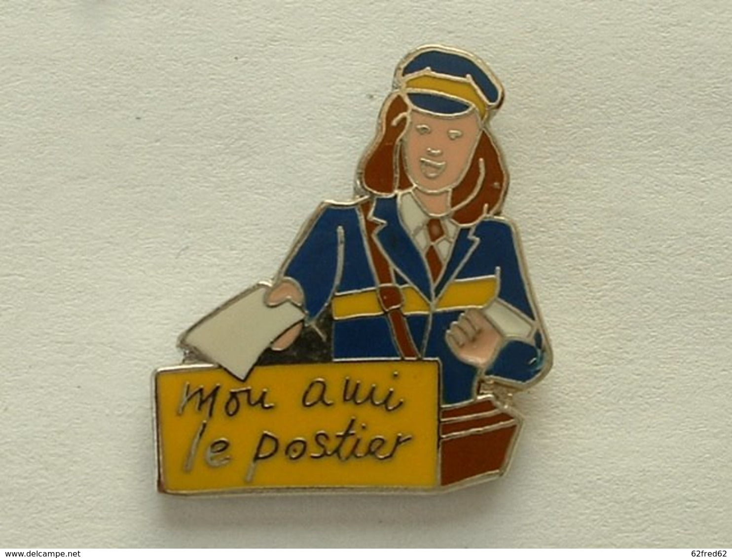 Pin's MON AMI LE POSTIER - FEMME - FACTEUR - Postes