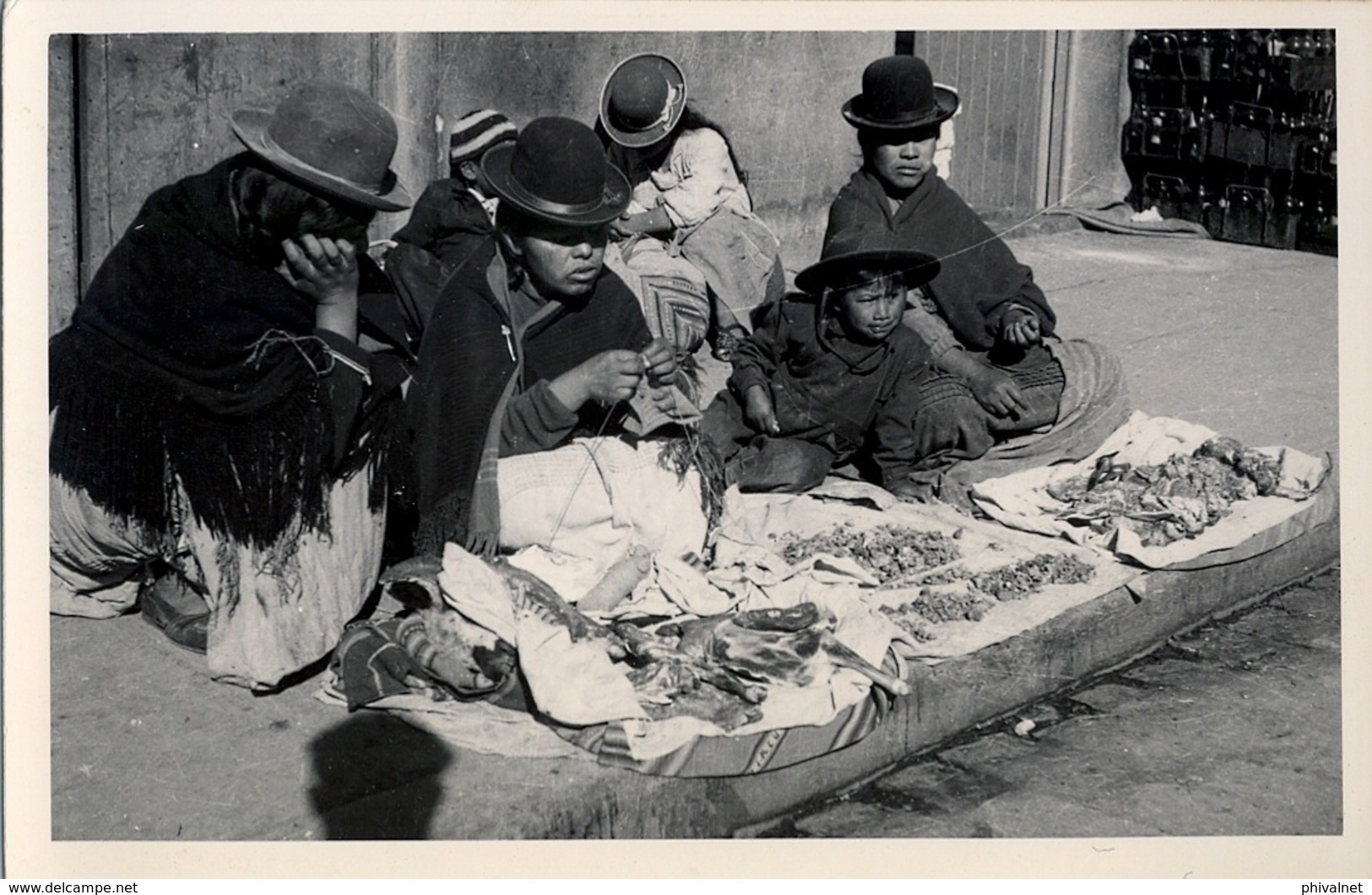 BOLIVIA , TARJETA POSTAL  NO CIRCULADA , MUJERES EN EL MERCADO - Bolivia