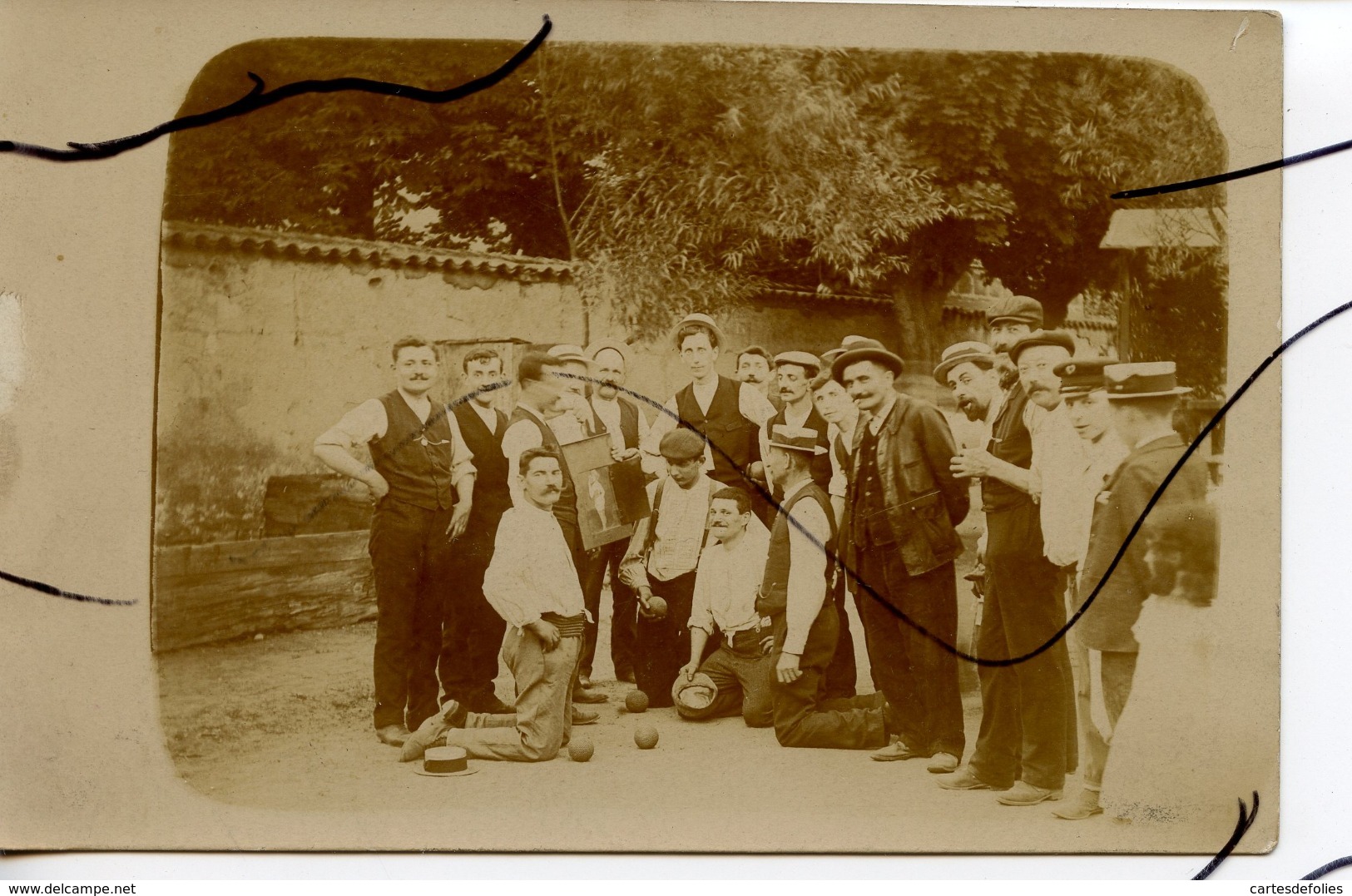 CARTE PHOTO . CPA. Boulistes. Boules Lyonnaise. Personnages Qui Posent Pour La Photo.Embrasser Fanny . - Photographie