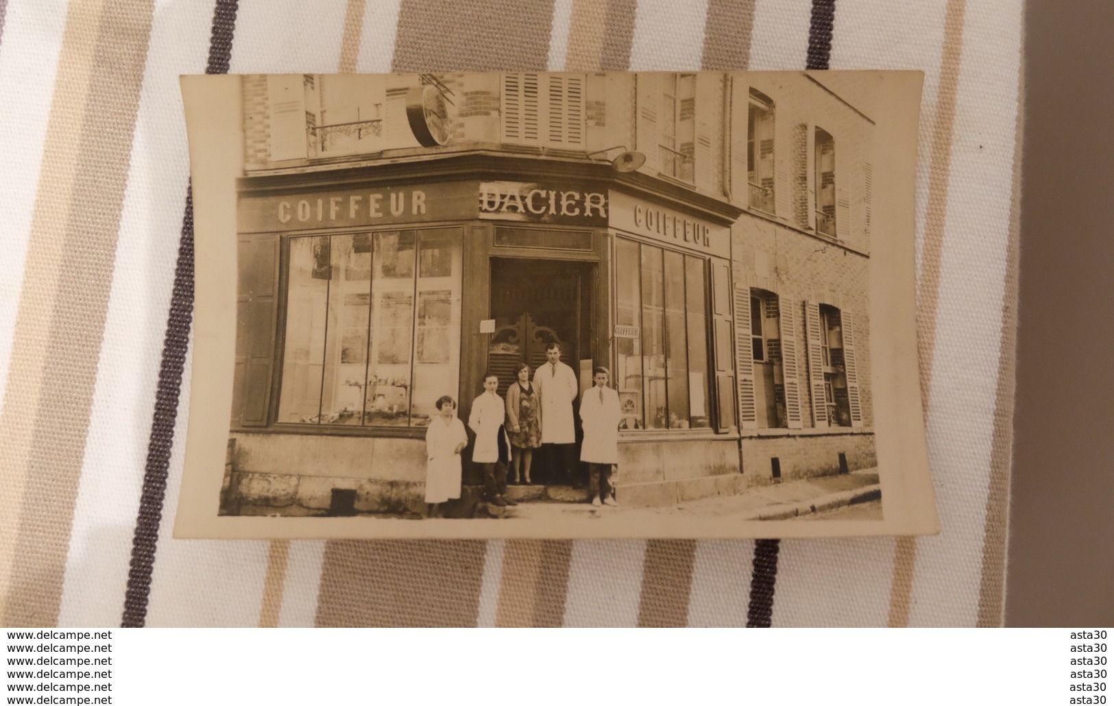 CPA CARTE PHOTO COIFFEUR DACIER   + Miroir Publicitaire Au Meme Nom ……..1614 - A Identifier