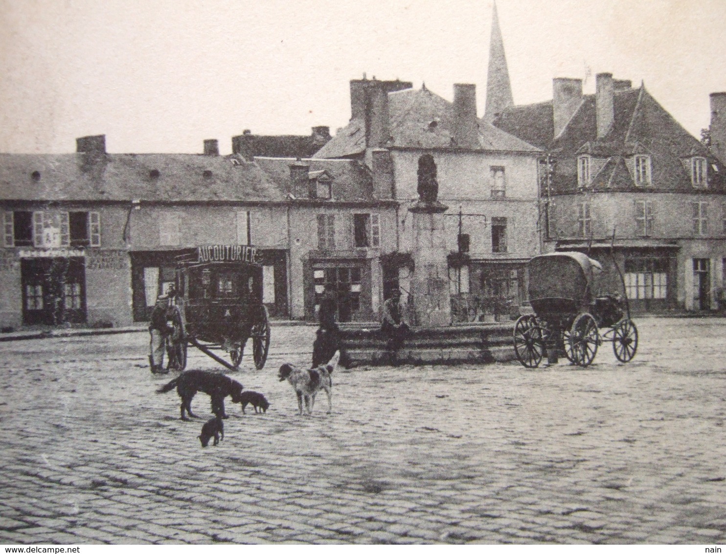 23 - BOUSSAC - PLACE DU CHAMP DE FOIRE - " VIEILLES CLECHES ..." + CACHET ----- PLAN RARE ---- - Boussac