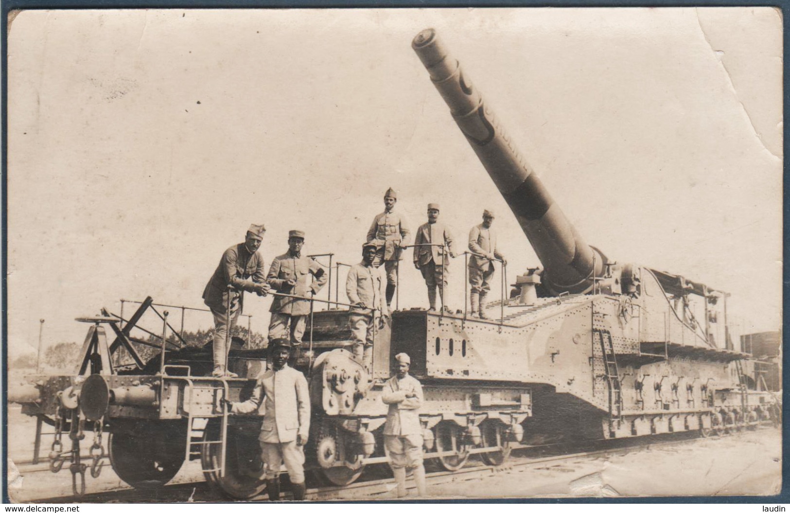 Carte Photo , Militaria , Groupe De Militaires Sur Un Canon Sur Rail Près De Beauvais , Animée - Régiments