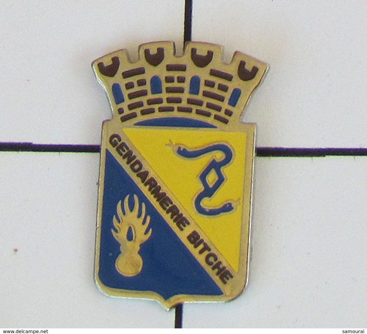 1 Pin's GENDARMERIE DE BITCHE - Militair & Leger