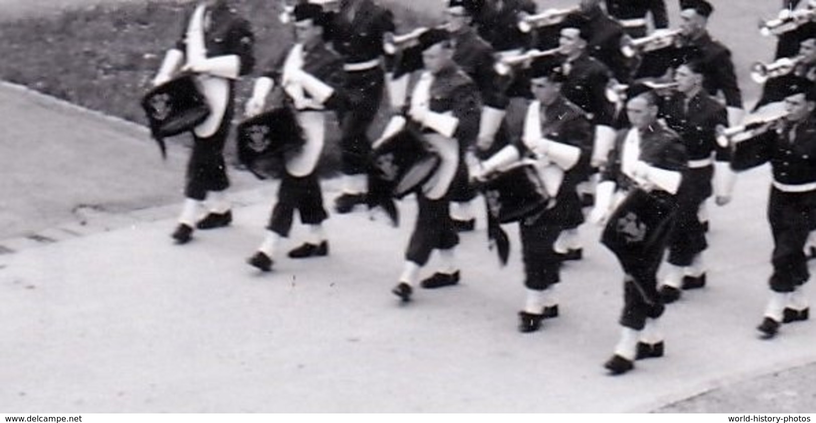 Photo Ancienne - Caserne à Situer - Allemagne ?- Défilé Militaire - Fanfare - Insigne à Identifier Sur Tambour - Musique - Guerre, Militaire