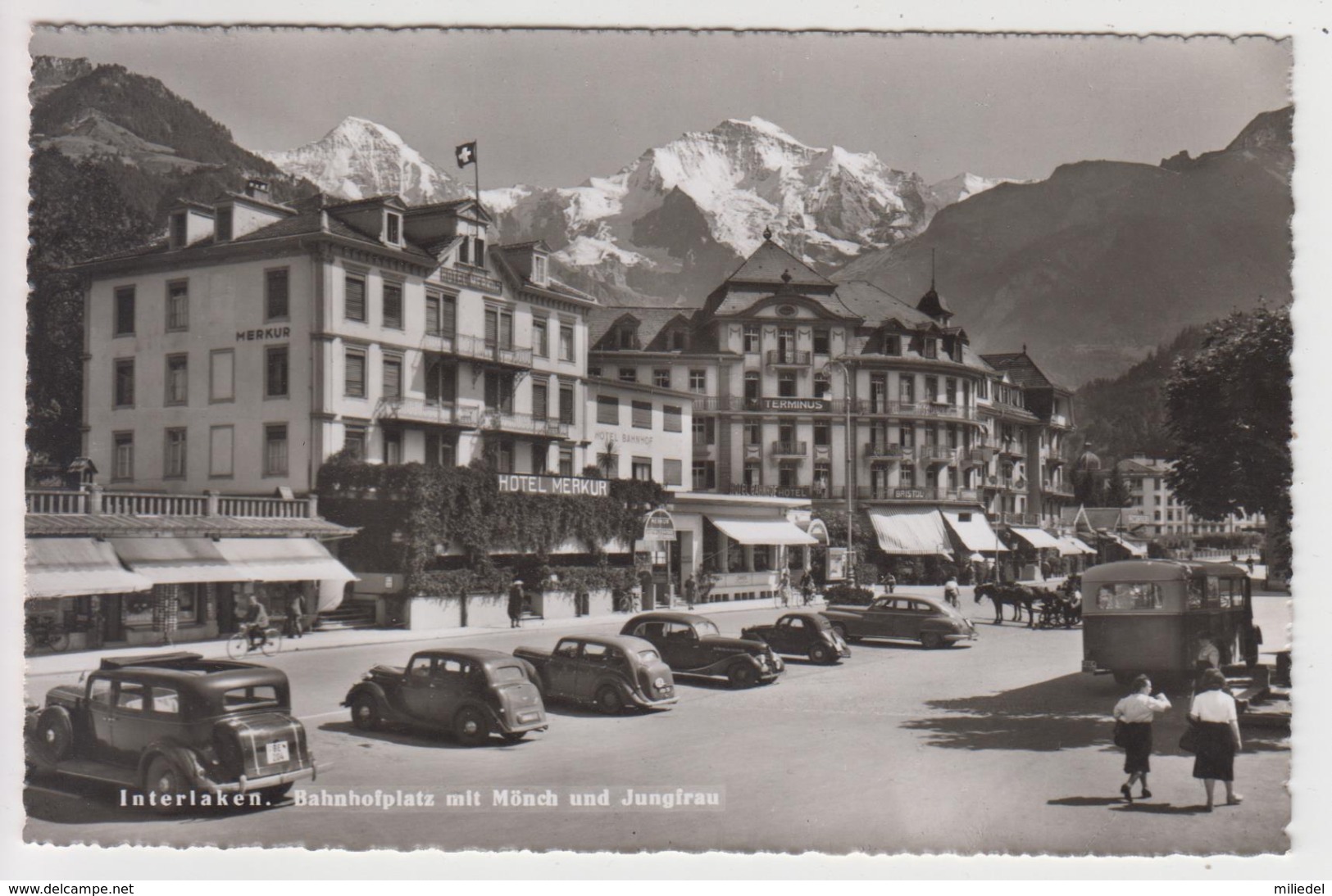 OR456 - SUISSE - INTERLAKEN - Bahnhofplatz Mit MÖNCH Und Jungirau - Hotel Merkur - Belles Voitures Anciennes - Interlaken