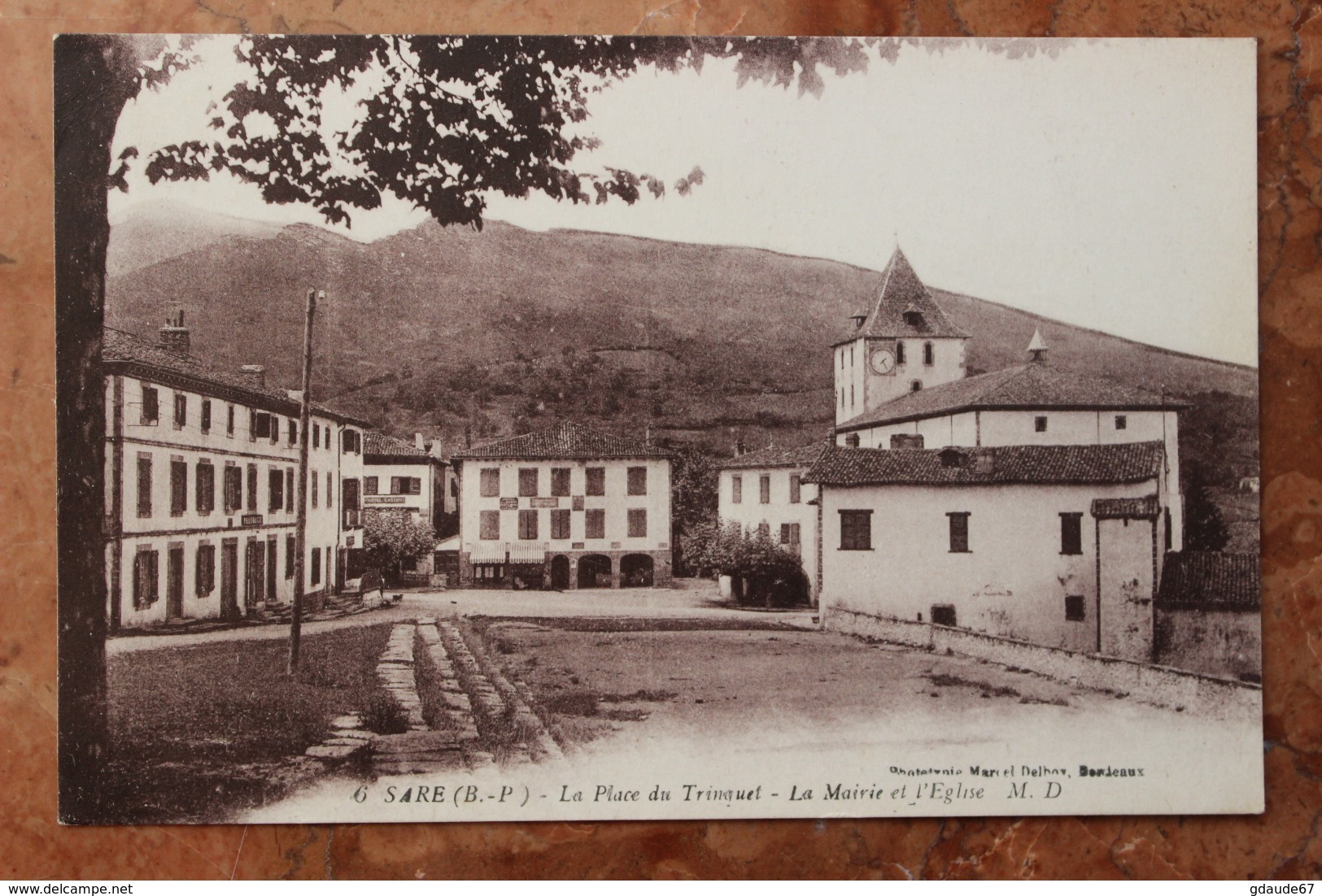 SARE (64) - LA PLACE DU TRINQUET - LA MAIRIE ET L'EGLISE - Sare