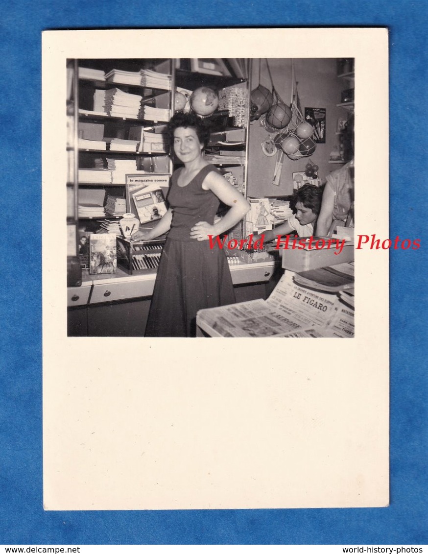 Photo Ancienne Snapshot - Femme Vendeuse En Librairie ? Bureau De Tabac ? épicerie ? - Journal Le Figaro Objet Métier - Objets