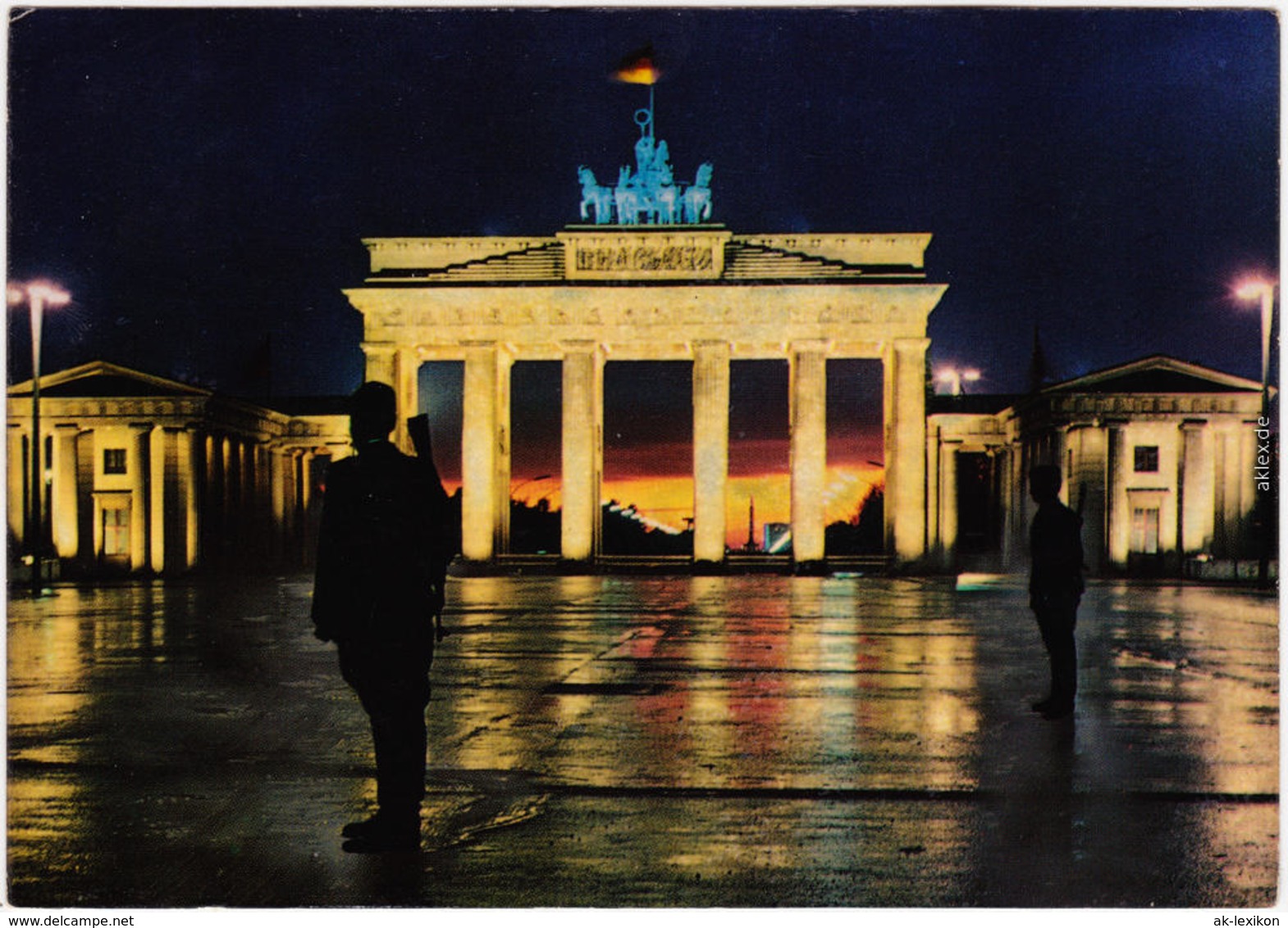 Mitte Berlin Brandenburger Tor, Nachts Grenzsoldaten Ansichtskarte 1967 - Porte De Brandebourg