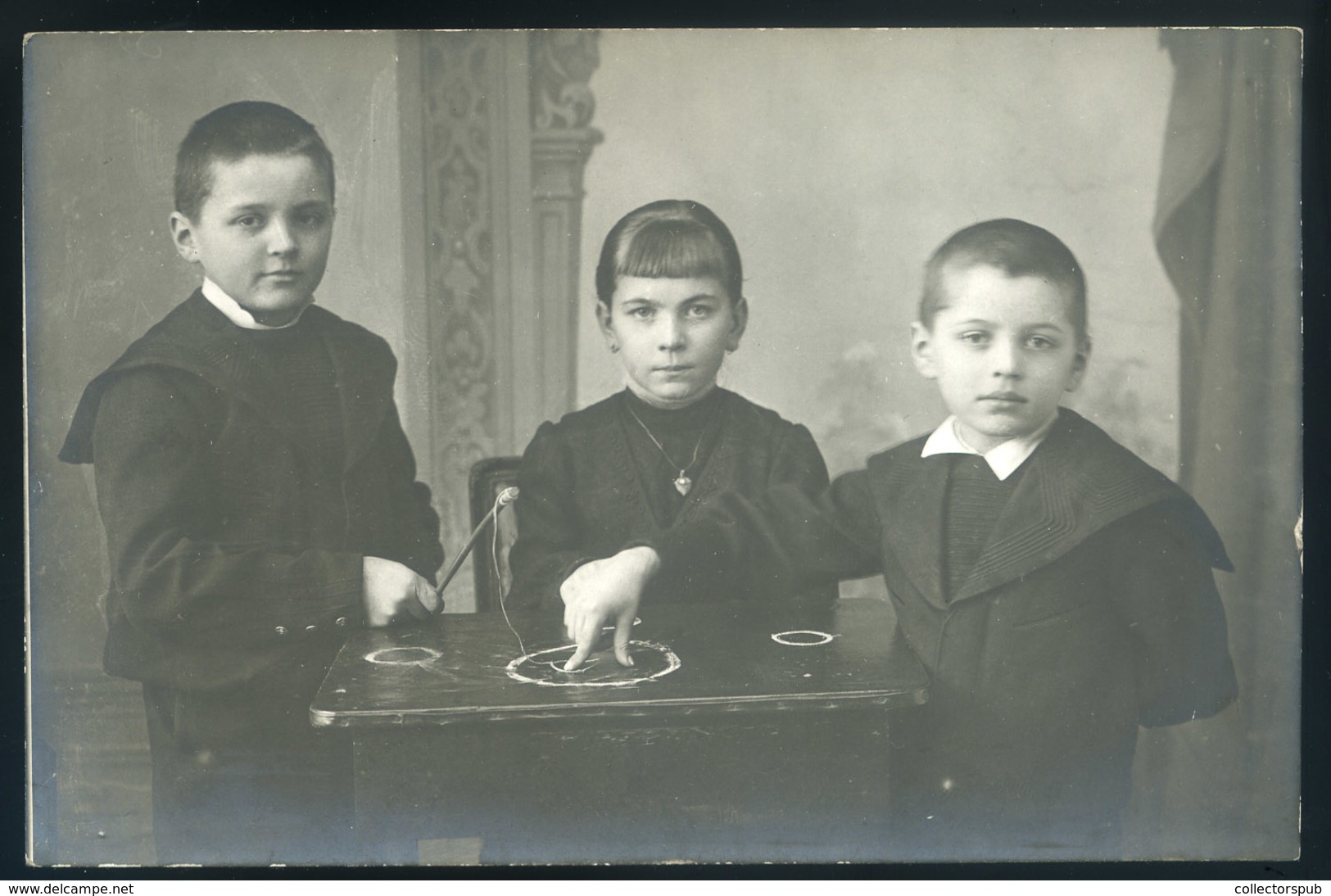 1910. Cca. Gyerekek Játszanak ( Mit ?) érdekes Fotós Képeslap  /  Children Playing Interesting Photo Vintage Pic. P.card - Andere & Zonder Classificatie