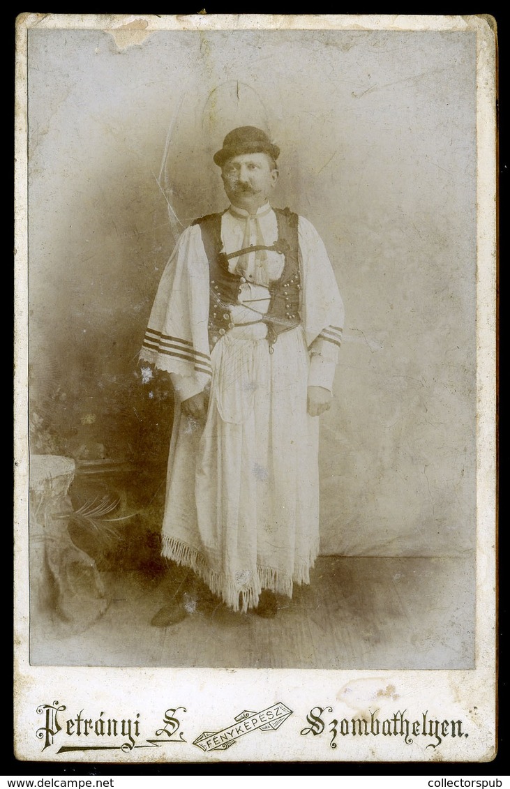 SZOMBATHELY 1900. Petrányi S. : Férfi, Népviseletben Cabinet Fotó  /  Man In Traditional Costume Vintage Cabinet Photo - Autres & Non Classés