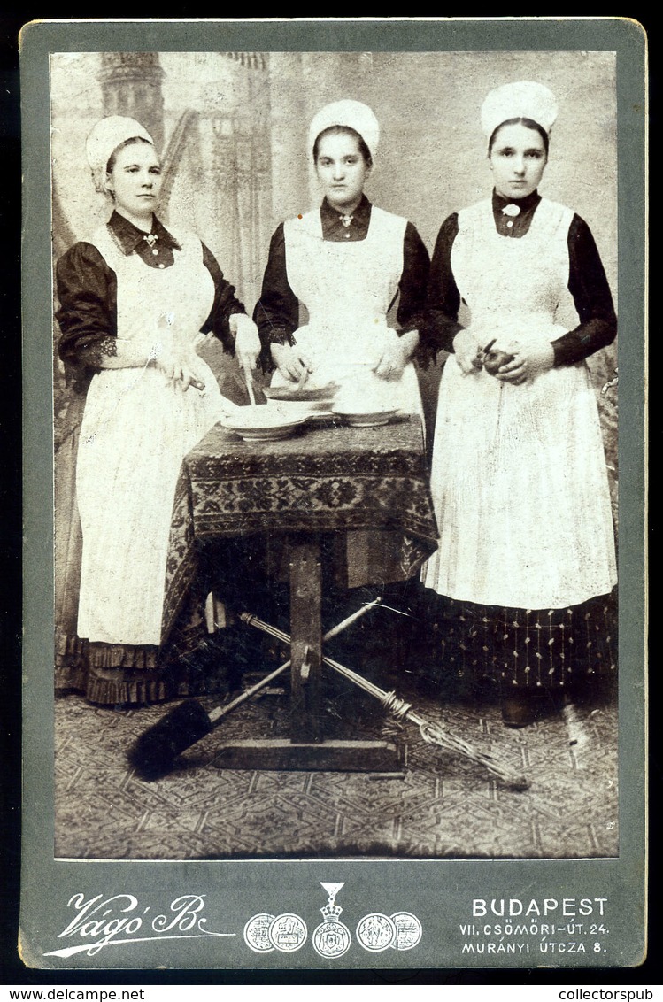 BUDAPEST 1910. Vágó B : Konyhás Hölgyek, érdekes Cabinet Fotó  /  Kitchen Ladies Intr. Vintage Cabinet Photo - Autres & Non Classés