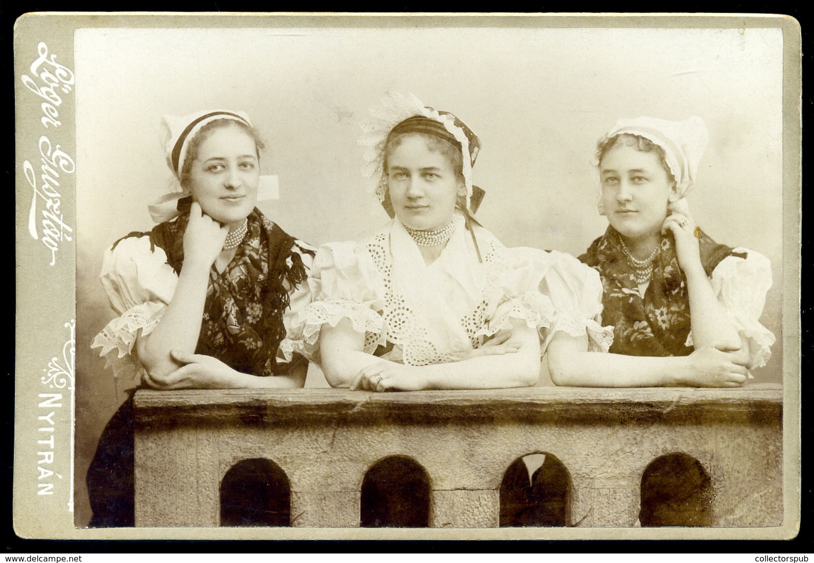 NYITRA 1897. Lőger: Ghyczy Lányok, Népviseletben,  Cabinet Fotó  /  Girls In Traditional Costume Vintage Cabinet Photo - Otros & Sin Clasificación