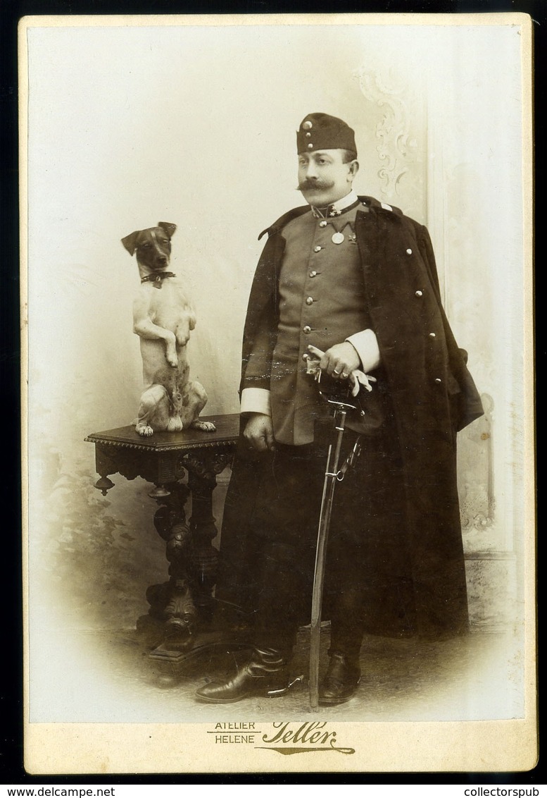 1880. Ca. Katona Tiszt Kutyával, érdekes Cabinet Fotó  /  Officer With Dog Intr. Vintage Cabinet Photo - Autres & Non Classés