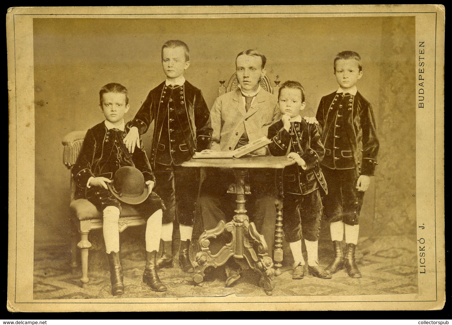 BUDAPEST 1875. Ca. Licskó : Férfi 4 Gyerekkel érdekes Cabinet Fotó  /  Man With 4 Children Intr Vintage Cabinet Photo - Andere & Zonder Classificatie