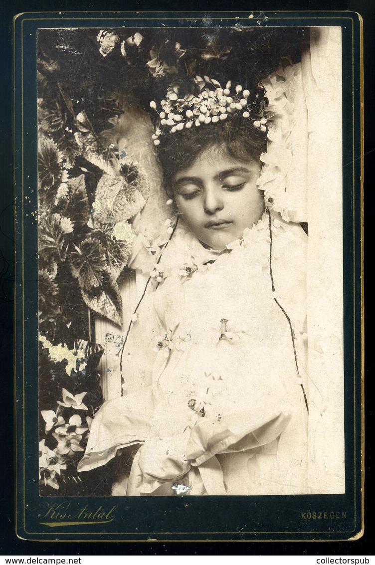 KŐSZEG 1890. Ca. Kis Antal : Gyerek, Koporsóban , Cabinet Fotó  /  Child In Coffin Vintage Cabinet Photo - Autres & Non Classés