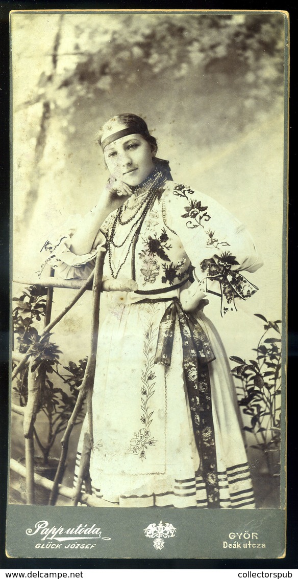 GYŐR 1904. Papp Utóda : Hölgy Népviseletben, Cabinet Fotó  /  Lady In Traditional Costume Vintage Cabinet Photo - Andere & Zonder Classificatie