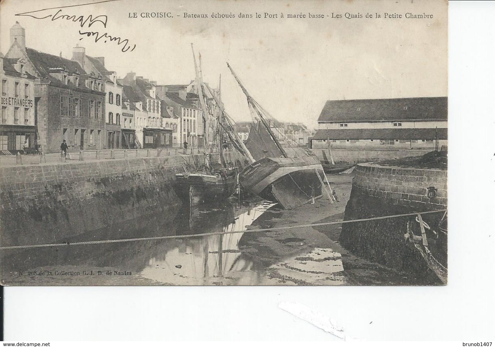 LE CROISIC   Bateaux Echpues Dans Le Port - Le Croisic