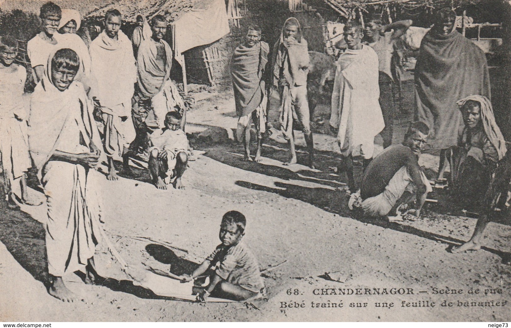 Carte Postale Ancienne D'Inde - Chandernagor - Scène De Rue - Bébé Trainé Sur Une Feuille De Bananier - Vers 1900 - Indien