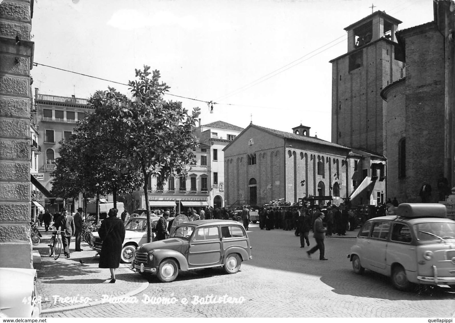 09511 "TREVISO - PIAZZA DUOMO E BATTISTERO"  ANIMATA, FIAT TOPOLINO GIARDINIERA. VERA FOTO.  CART  SPED 1962 - Treviso