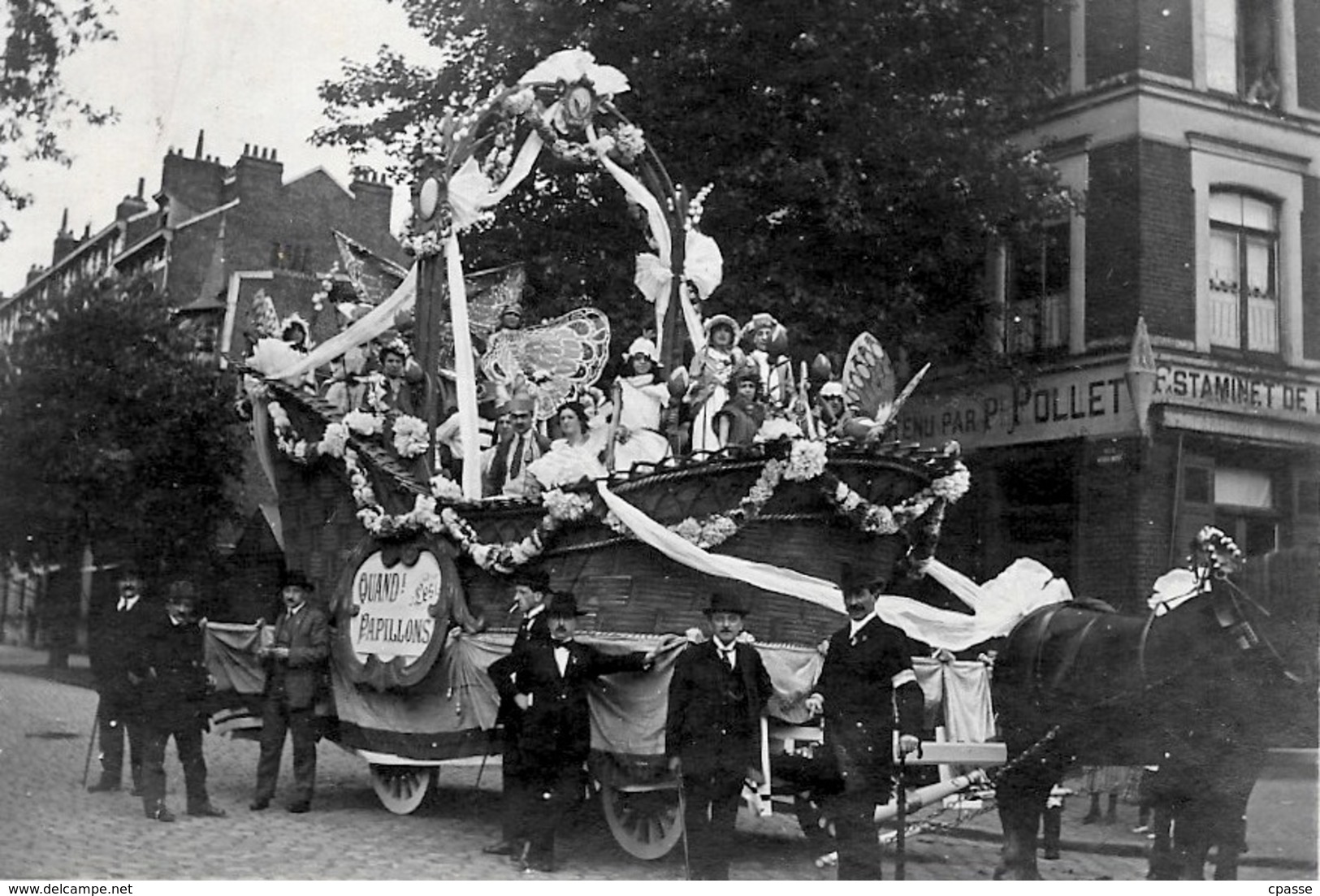 PHOTO Photographie Emile MERLOT 59 LILLE Nord - Char Fleuri Aux Papillons Devant L' Estaminet Tenu Par P. POLLET - Lieux