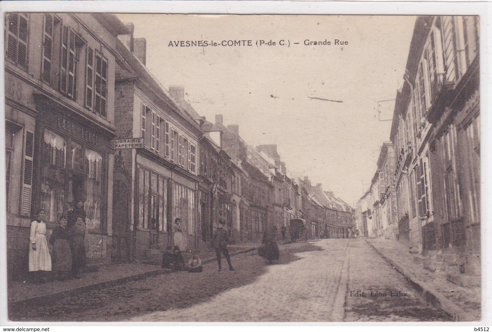 62 AVESNES Le COMTE Grande Rue ,façade Librairie Papeterie Avec Commercant Sur Le Pas De Porte  ,circulée En 1920 - Avesnes Le Comte