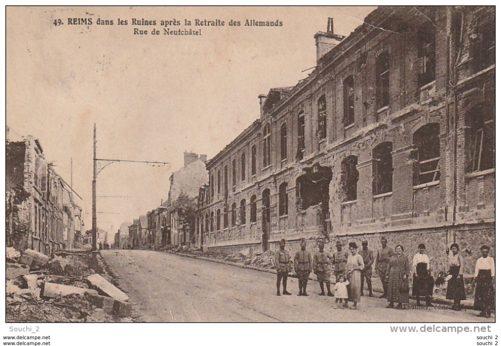 EP 24 - (51)  REIMS  DANS LES RUINES APRES LA RETRAITE DES ALLEMANDS -  RUE DE NEUFCHATEL -  FEMMES ET MILITAIRES - Reims