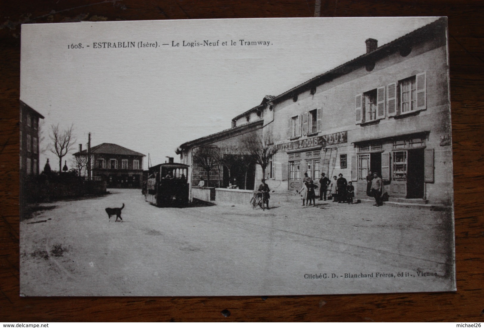 Estrablin - Le Logis Neuf Et Le Tramway - Autres & Non Classés