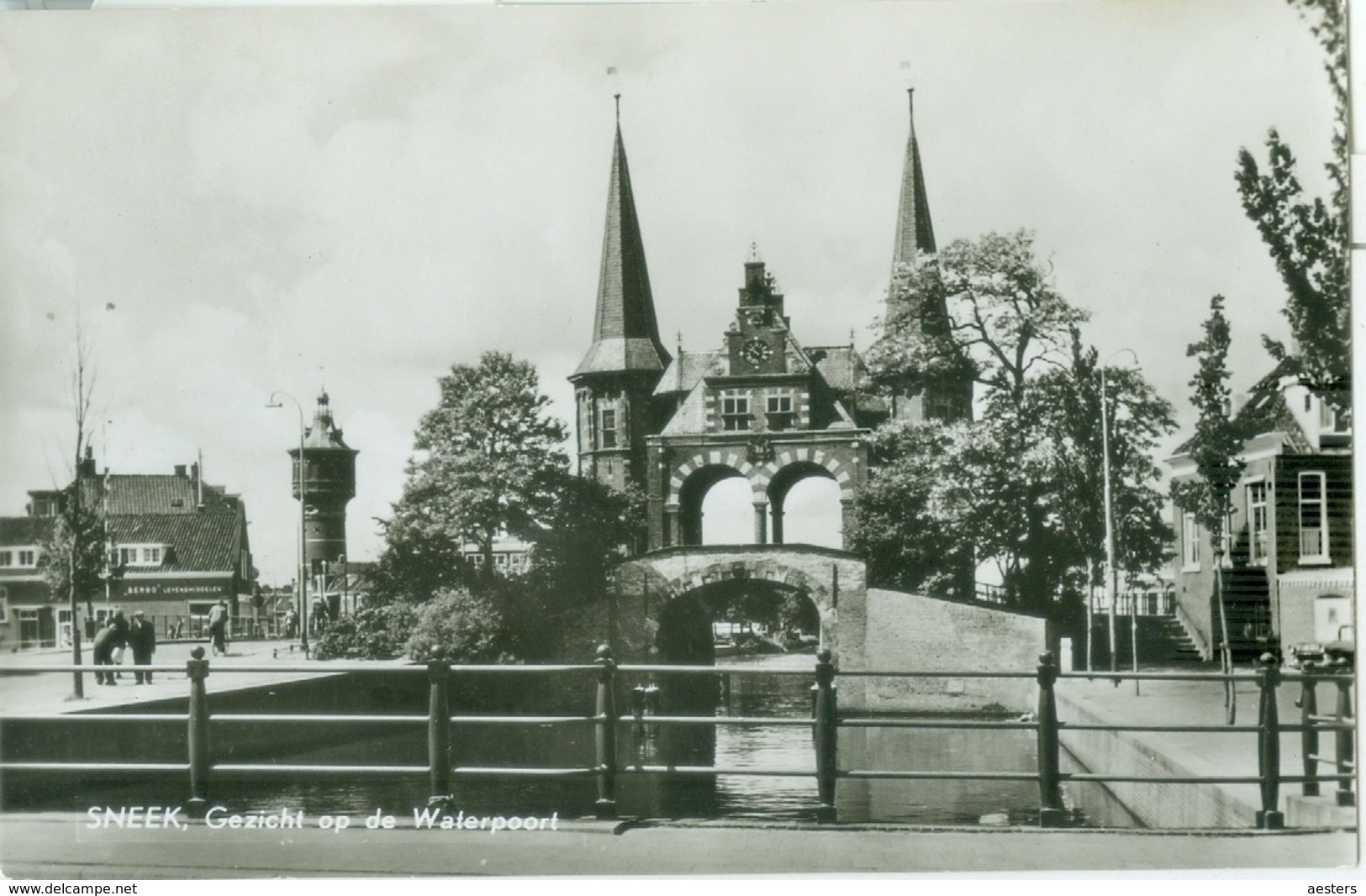 Sneek; Gezicht Op De Waterpoort (en Watertoren) - Niet Gelopen. (van Leer) - Sneek