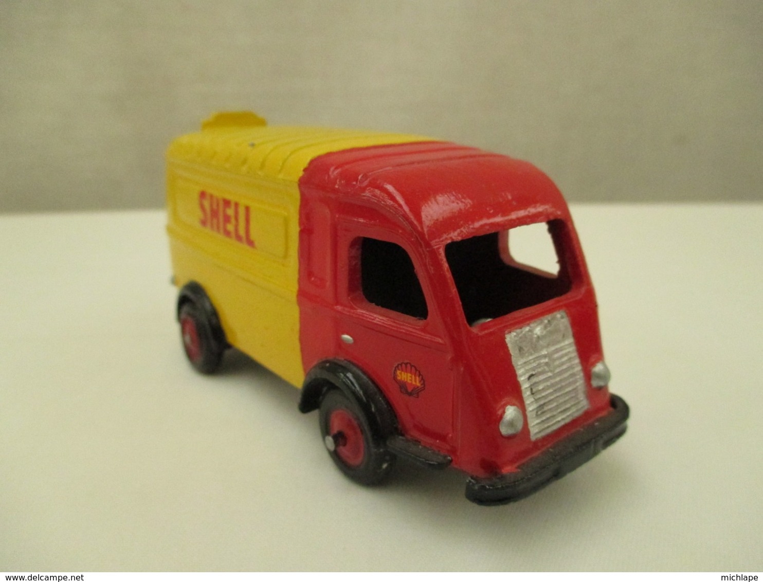 VOITURE - MINIATURE - 1/43 Em -  1000Kg Renault -C I J  - Peinture  Jaune Et Rouge  SHELL - Jouets Anciens