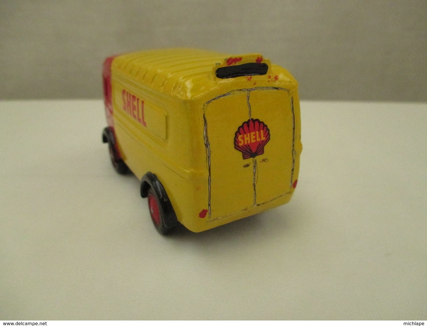 VOITURE - MINIATURE - 1/43 Em -  1000Kg Renault -C I J  - Peinture  Jaune Et Rouge  SHELL - Jouets Anciens